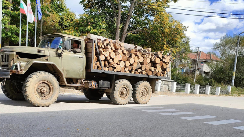 Има или няма незаконна сеч в Карловско? СНИМКИ на камиони с дърва предизвикаха смут