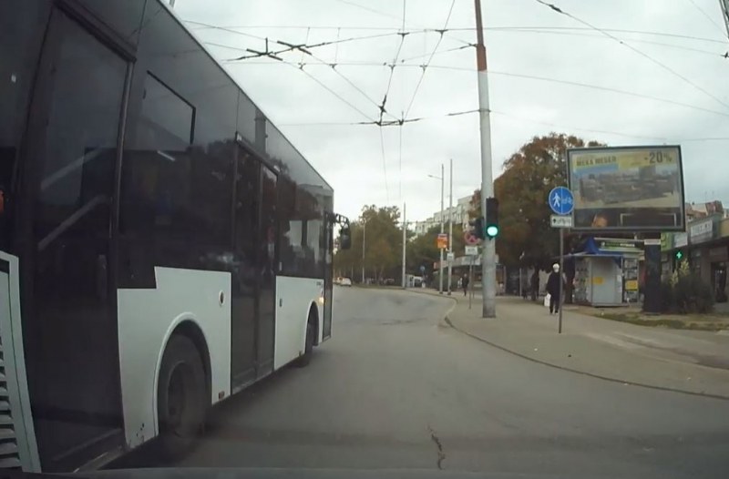 Автобус направи опасна маневра до Първо РУ в Пловдив ВИДЕО