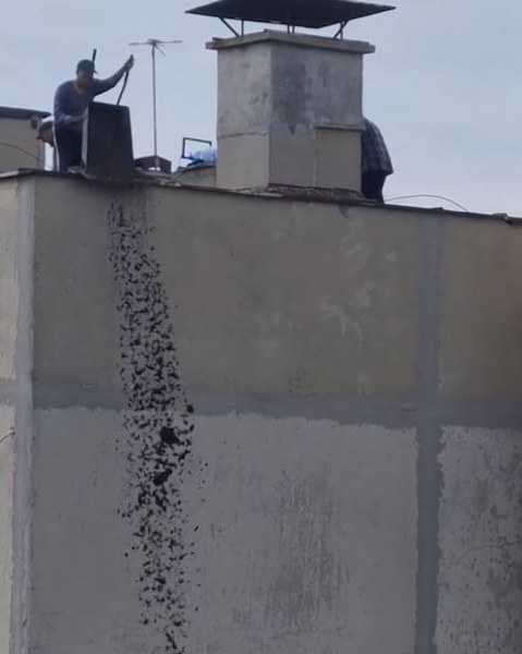 Работници хвърлят боклуци от покрива на блок ВИДЕО