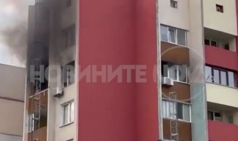 Пожар в София.Два автомобила са се запалили пред блок в