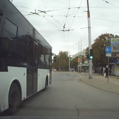 Автобус от градския транспорт в Пловдив засече шофьор на пътя