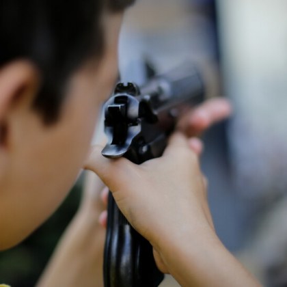 Родители твърдят че седмокласник е успял да влезе в училище