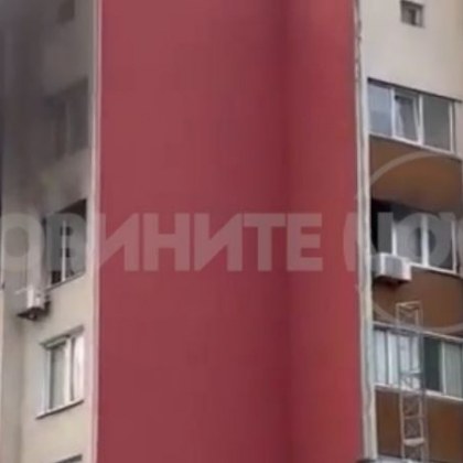 Пожар в София Два автомобила са се запалили пред блок в