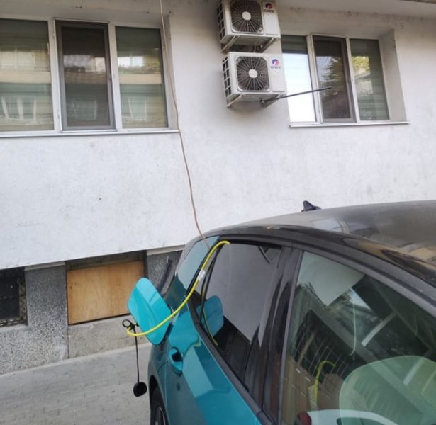 Собственик на е-кола изуми - пусна си кабел от терасата СНИМКА
