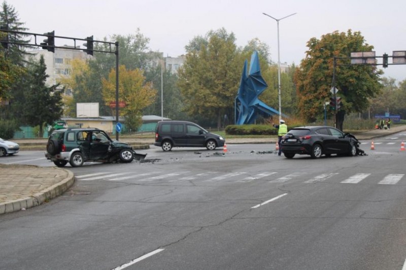 Тежка катастрофа в Благоевград, мъж и жена са в болница