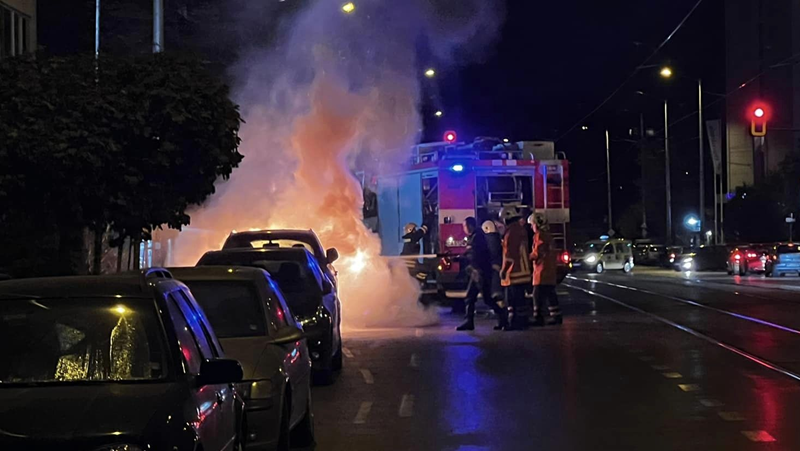 Баничарка лумна в пламъци в София СНИМКИ