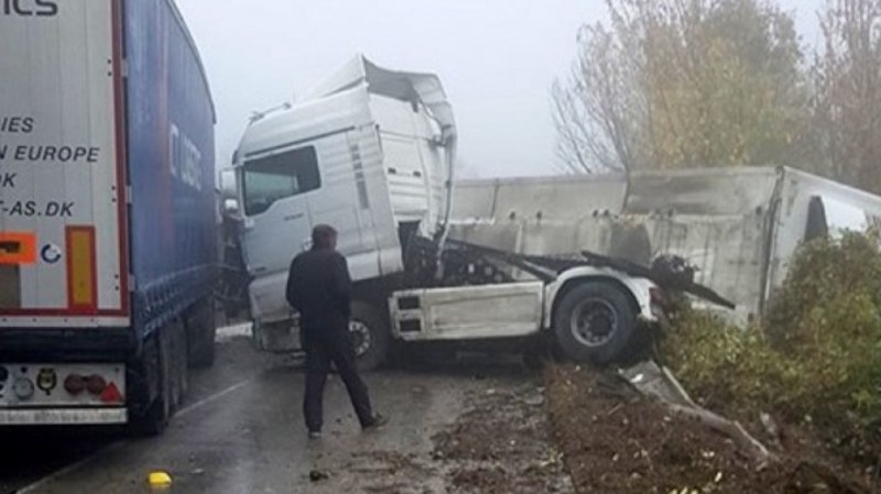 Два камиона се блъснаха до Разград, пътят е затворен