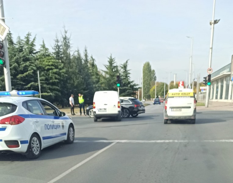 Катастрофа на кръстовище в Пловдив, кола мина на червено