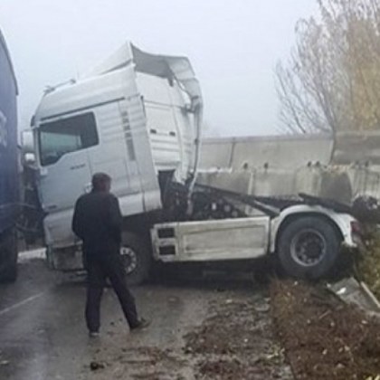 Пътят Разград Попово е затворен за движение след тежка катастрофа между