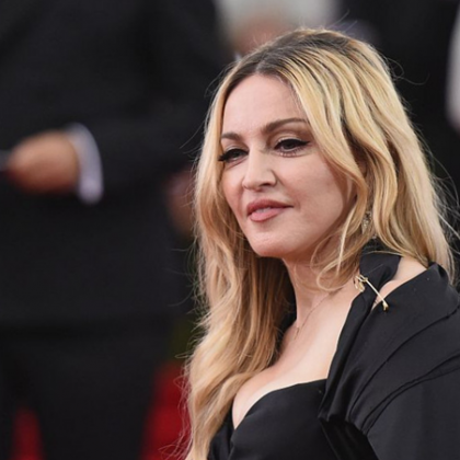 Кралицата на поп музиката Мадона намекна че е обратна в ново