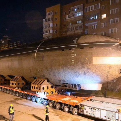 Първата съветска ядрена подводница премина по улиците на Русия К