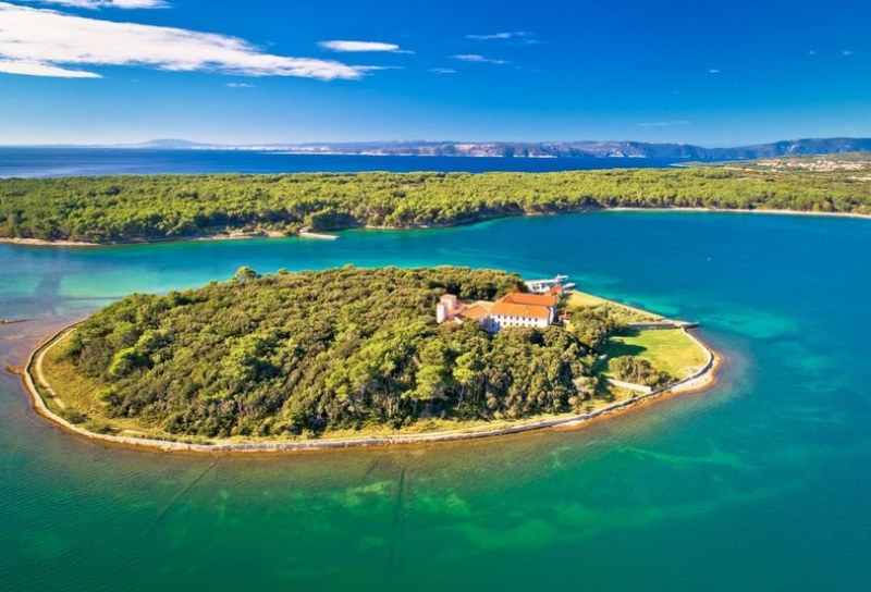 Невероятно красив остров, на който плуването е забранено СНИМКИ
