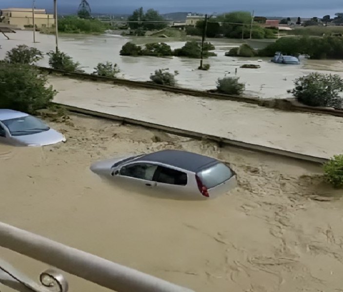 Внезапно наводнение в Италия СНИМКИ+ВИДЕО