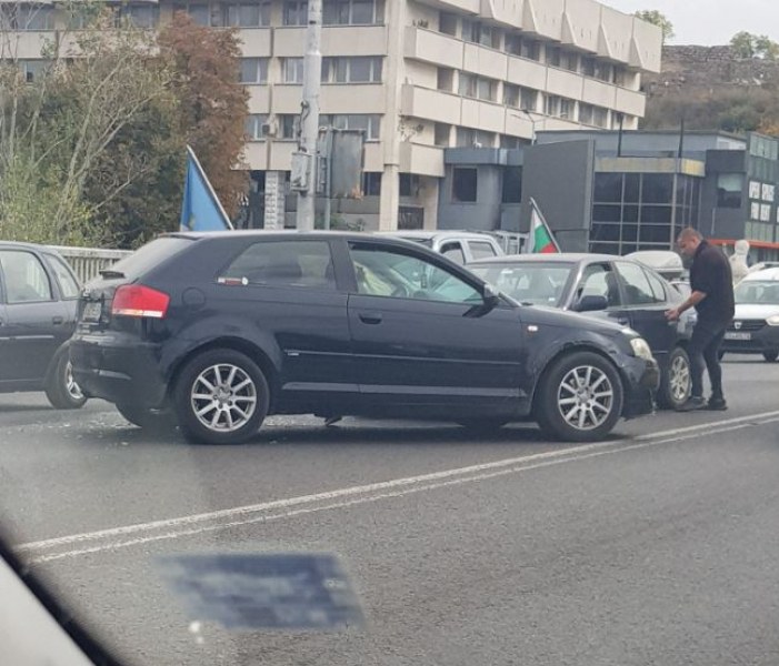 Две коли се блъснаха до Водната палата в Пловдив СНИМКИ+ВИДЕО