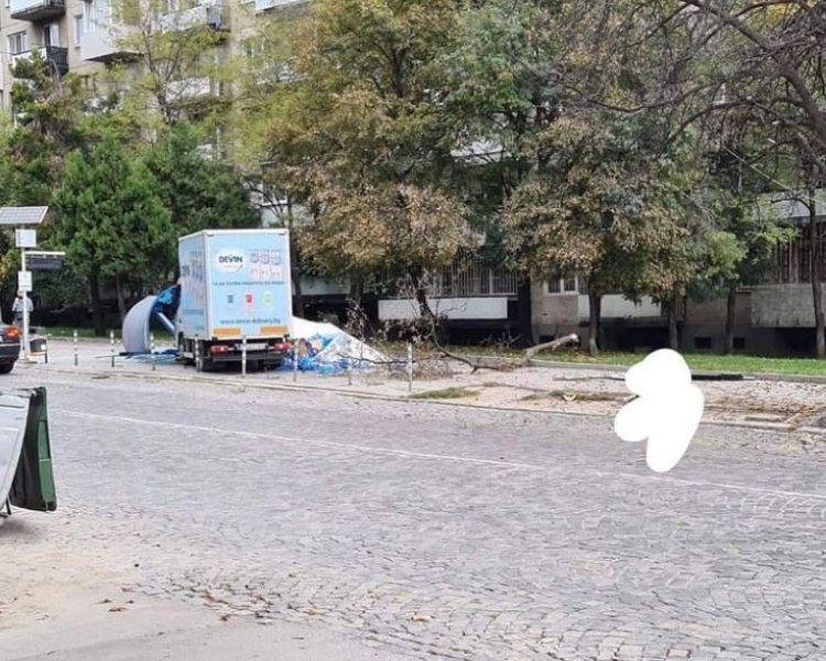 Камион се вряза в спирка на градския транспорт в София.При