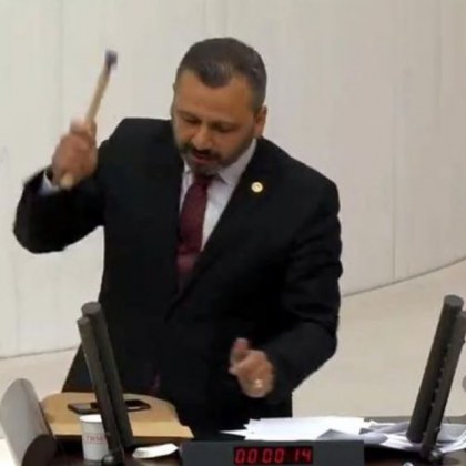Емоции в парламента в Турция Депутатите одобриха закон който затяга