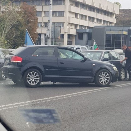 Две коли са се блъснали до Водната палата в Пловдив Произшествието