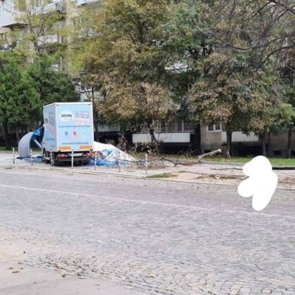 Камион се вряза в спирка на градския транспорт в София При