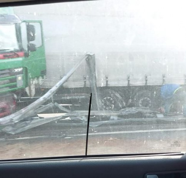 Камион се обърна на магистрала Струма. Шофьорът е загубил контрол,