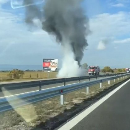Бус гори на автомагистрала Тракия За това сигнализират пътуващи Инцидентът
