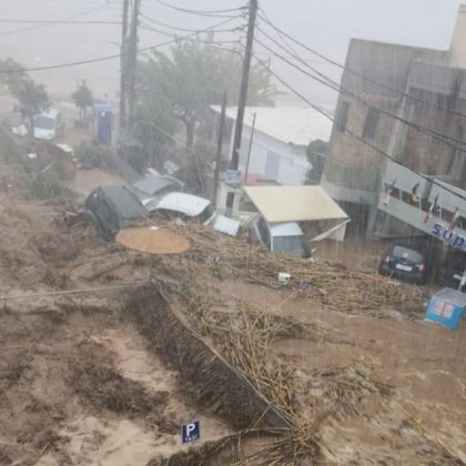 Наводнение на остров Крит 50 годишен мъж е загинал след