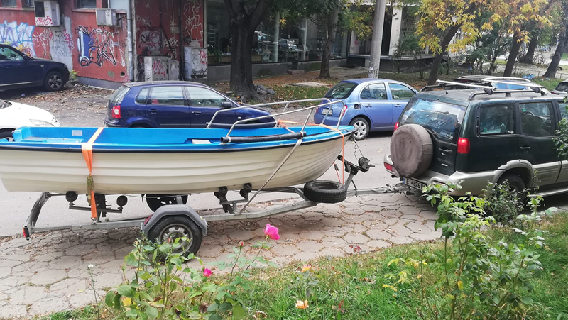 Шофьор си паркира колата и лодката на тротоар СНИМКИ