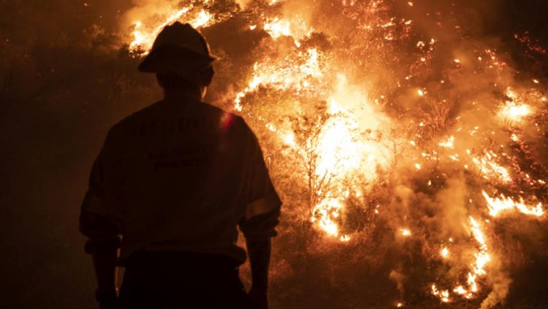 Спешно търсят доброволци за гасене на пожар между две варненски села