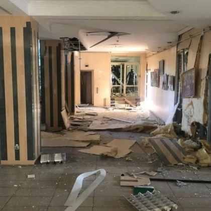 Сградата на градската администрация в Донецк бе поразена при обстрел