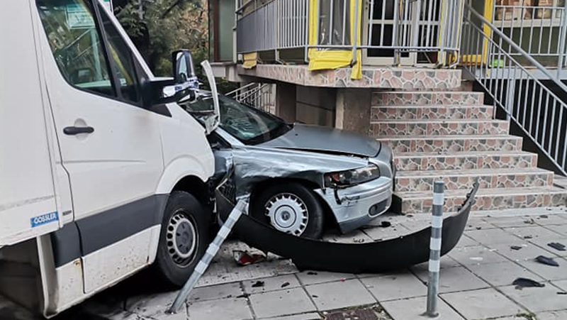 Катастрофа между бус и лек автомобил в София.Инцидентът се е