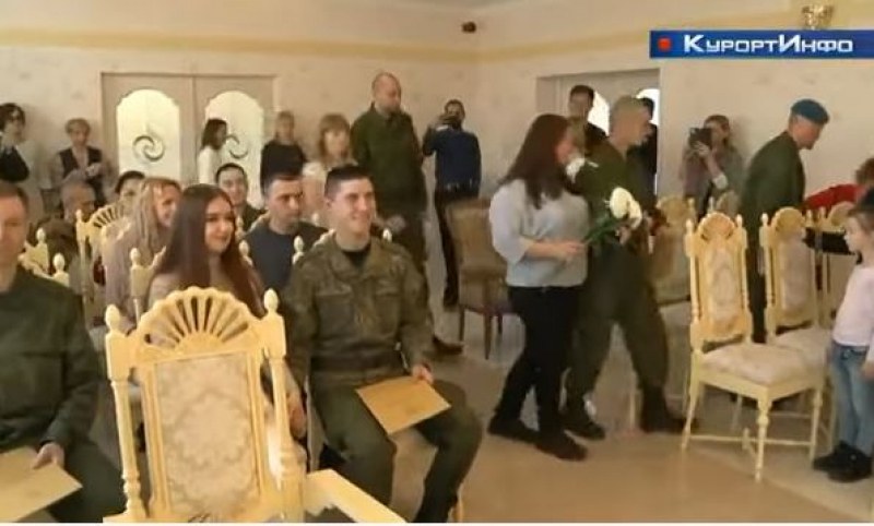 Десетки се ожениха едновременно след мобилизацията на Путин