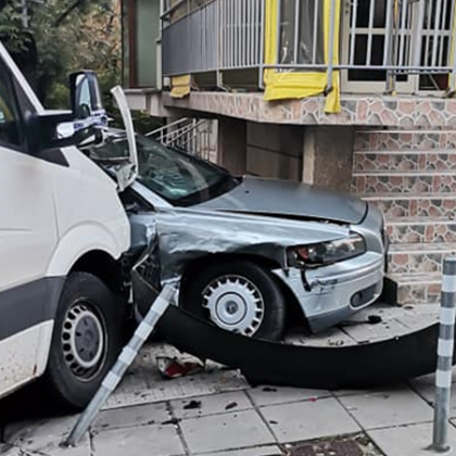 Катастрофа между бус и лек автомобил в София Инцидентът се е