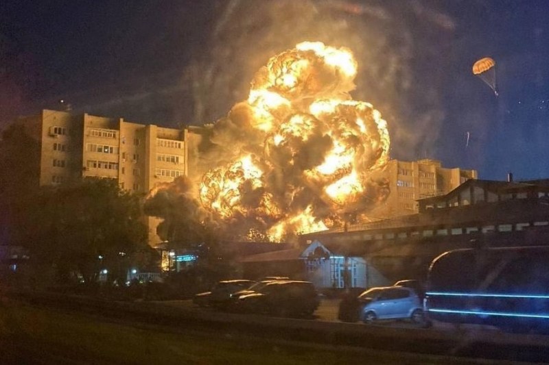 Самолет падна върху жилищна сграда в Русия, има загинал и ранени* ВИДЕО