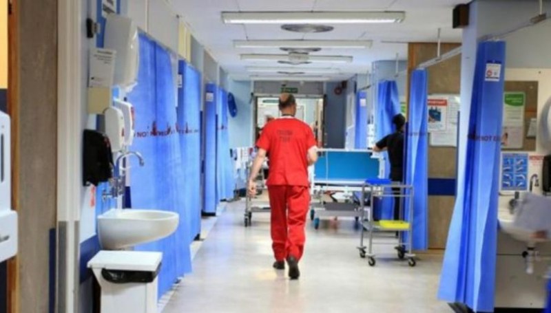 Националната здравна система на Великобритания се подготвя за тежка туиндемия,