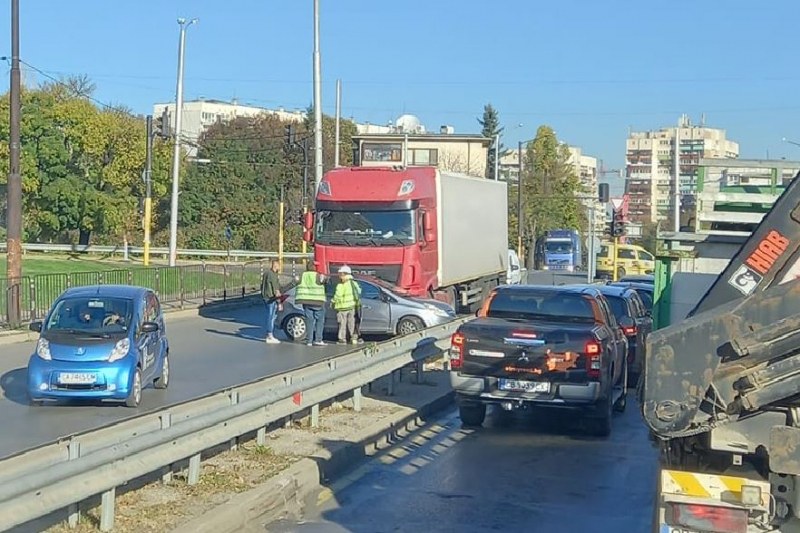 Кола и камион се блъснаха в София СНИМКИ