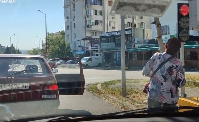 Шофьор използва жена си за навигатор, изкара я от колата - да дебне светофара