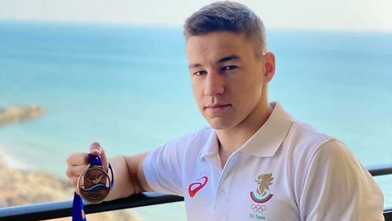 Български гимнастик дари медал за благотворителност