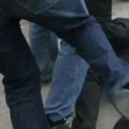 Пребиха мъж във вход, нападателите избягали