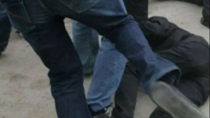 Пребиха мъж във вход, нападателите избягали