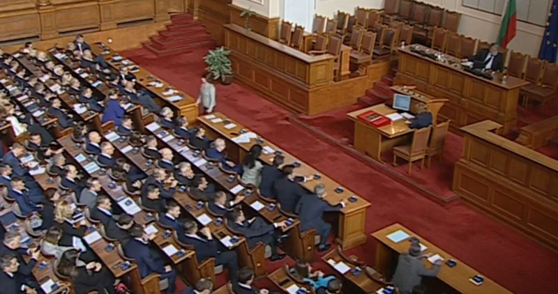 След завръщането си в пленарната зала, депутатите отново не успяха