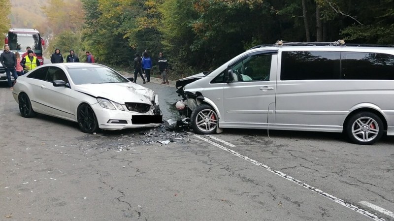 Кола и бус се блъснаха, има пострадали