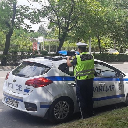 Пиян чужденец паркира на оживен булевард, заключи се