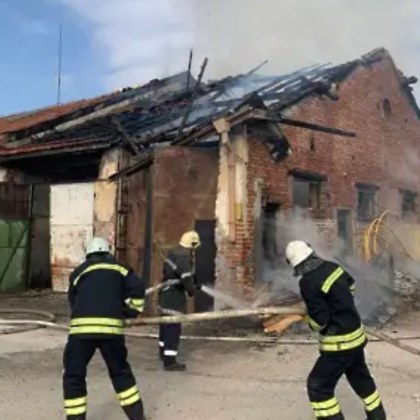 Сигнал за пожар в склад на Пазарджишко шосе вдигна по