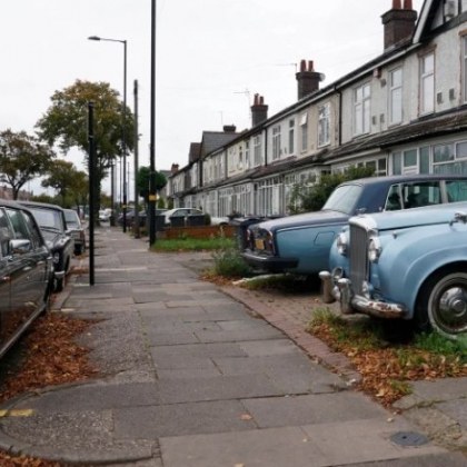 В британския Бирмингам има улица на която са паркирани десетки