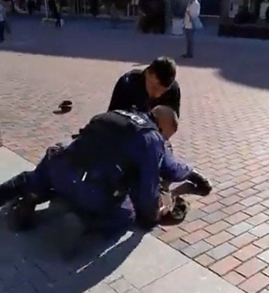 Полицаи проснаха на земята и закопчаха възрастен уличен музикант ВИДЕО