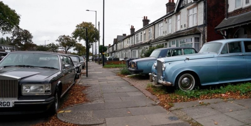 В беден британски район откриха улица, заредена с луксозни Rolls-Royce и Bentley СНИМКИ