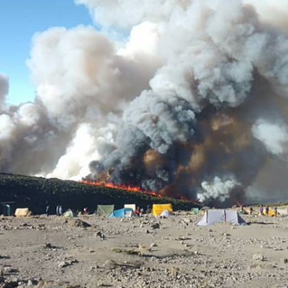 Стотици пожарникари се борят с пожар на най високия връх в Африка