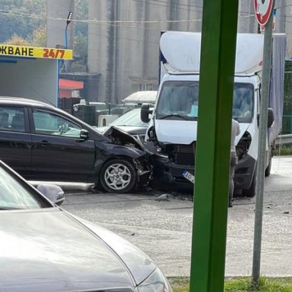 Бус и лек автомобил катастрофираха във Велико Търново Инцидентът стана