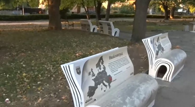 Наш град се сдоби с пейки със зарядно за телефони