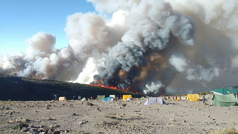Огнена стихия на най-високия връх в Африка ВИДЕО