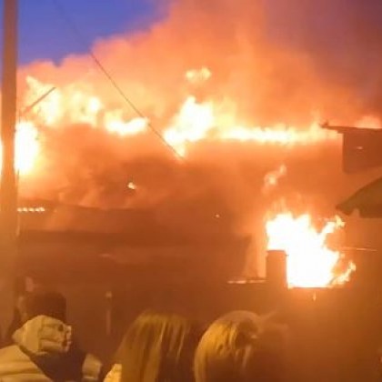 Военен самолет падна в жилищен микрорайон в Иркутск съобщи РИА